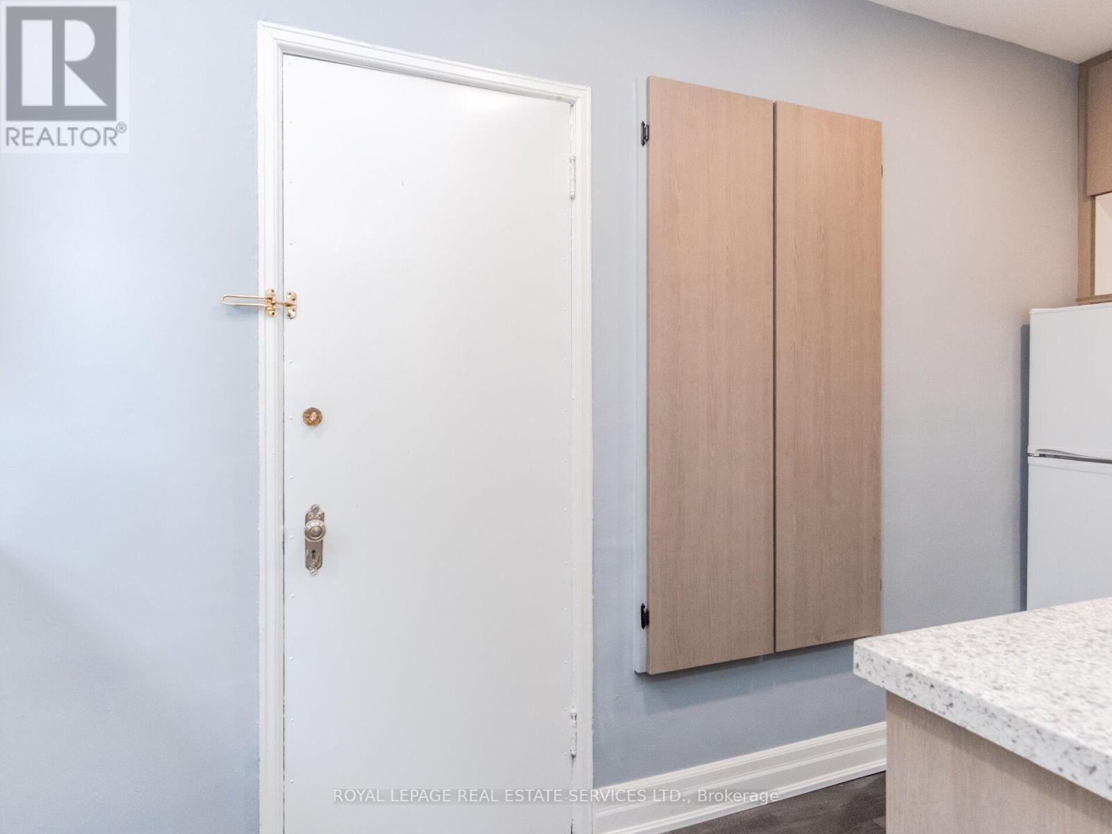 2 - 306 South Kingsway, Toronto, Ontario  M6S 3T9 - Photo 21 - W12164015