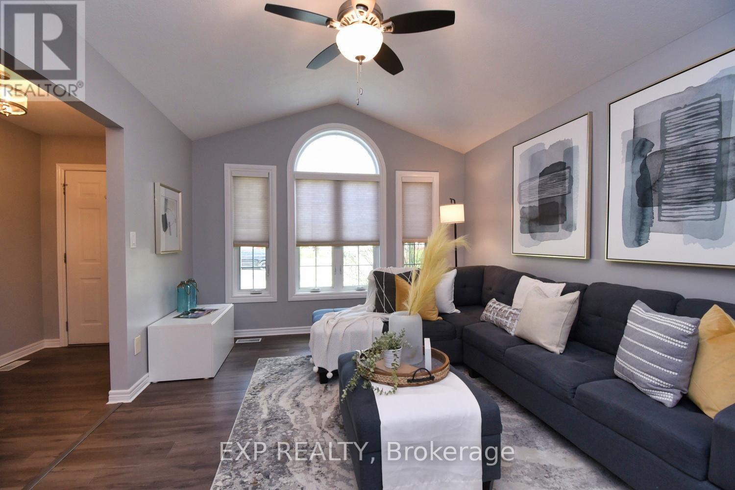16 Hollybank Way, Hamilton, Ontario  L0R 1W0 - Photo 5 - X12164041