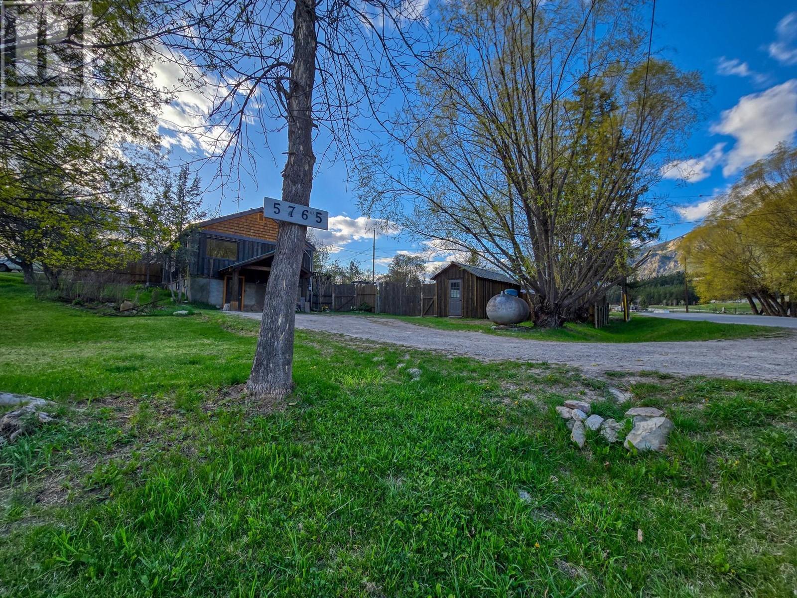 5765 COLUMBIA Road, Edgewater, BC V0A1E0