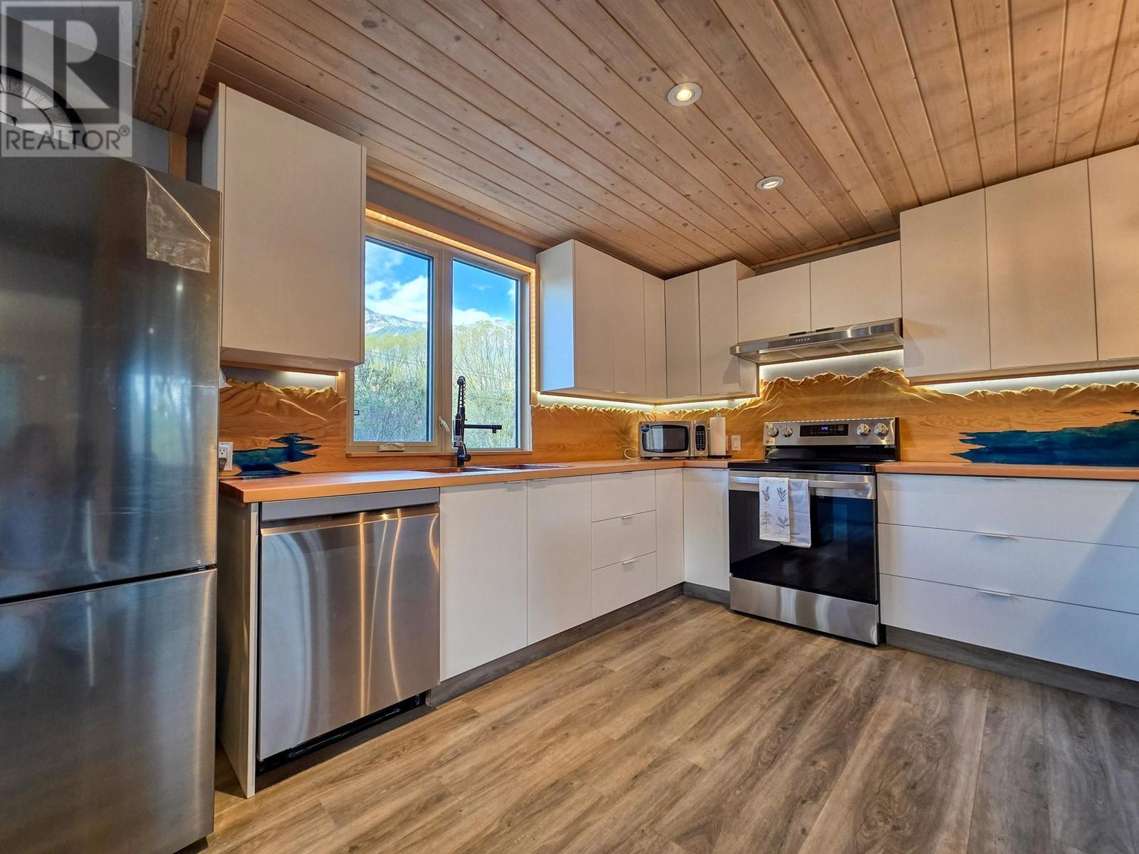 5765 COLUMBIA Road, Edgewater, BC V0A1E0