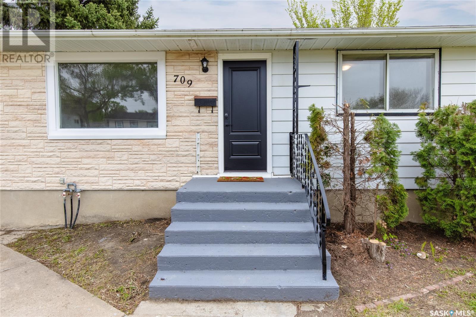 Property at 709 Fairford STREET E image 4