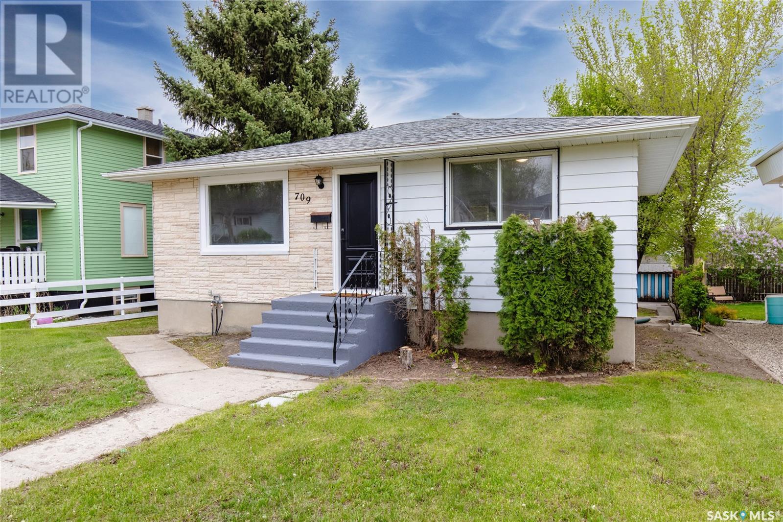 Property at 709 Fairford STREET E image 3