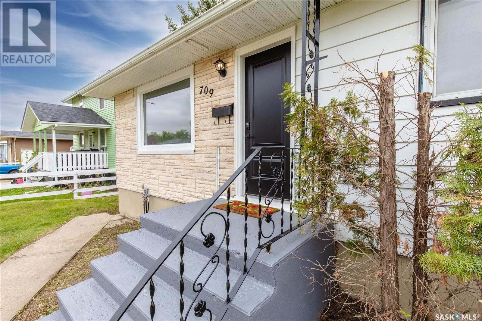 Property at 709 Fairford STREET E image 5