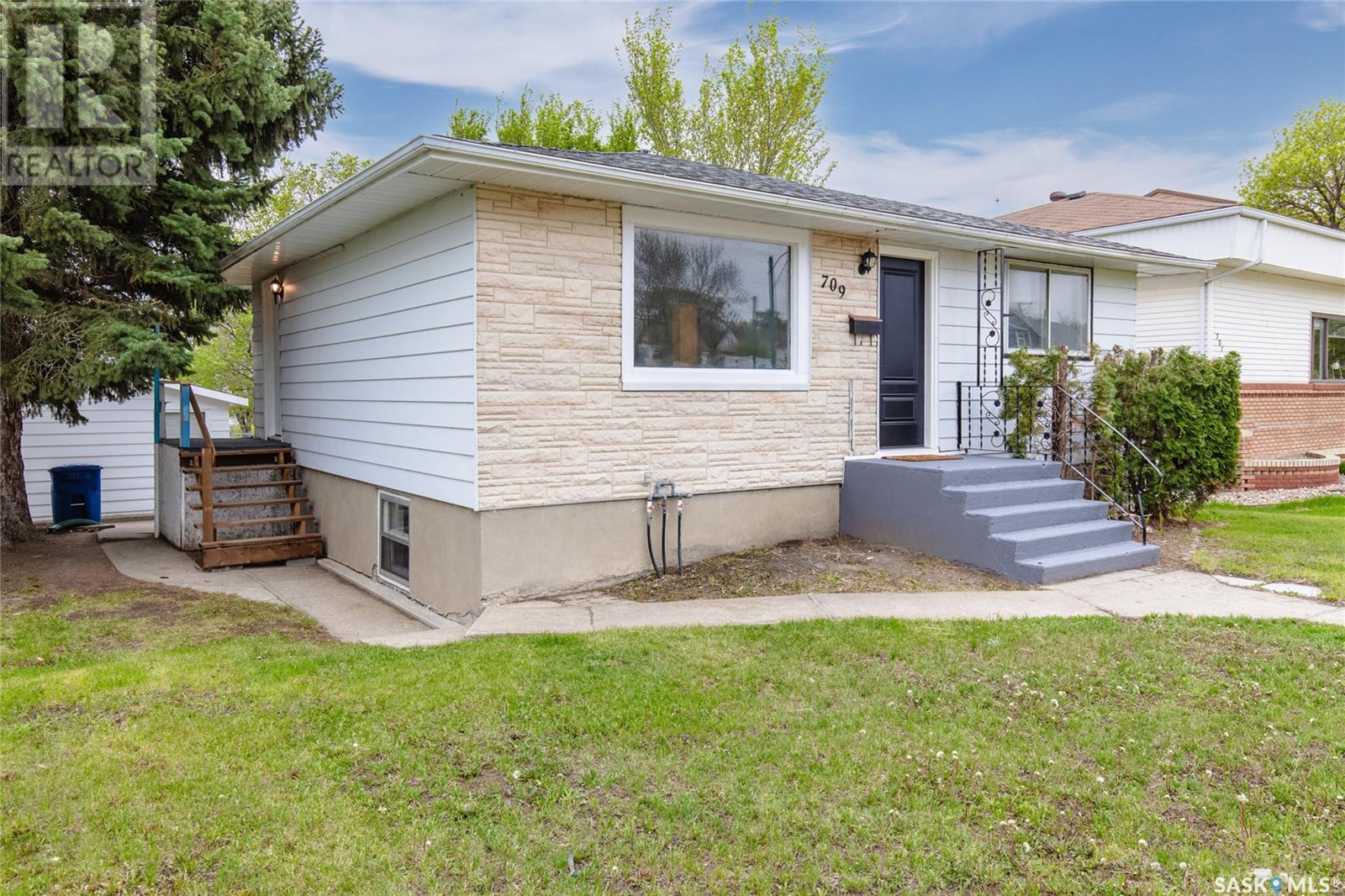 Property at 709 Fairford STREET E image 1