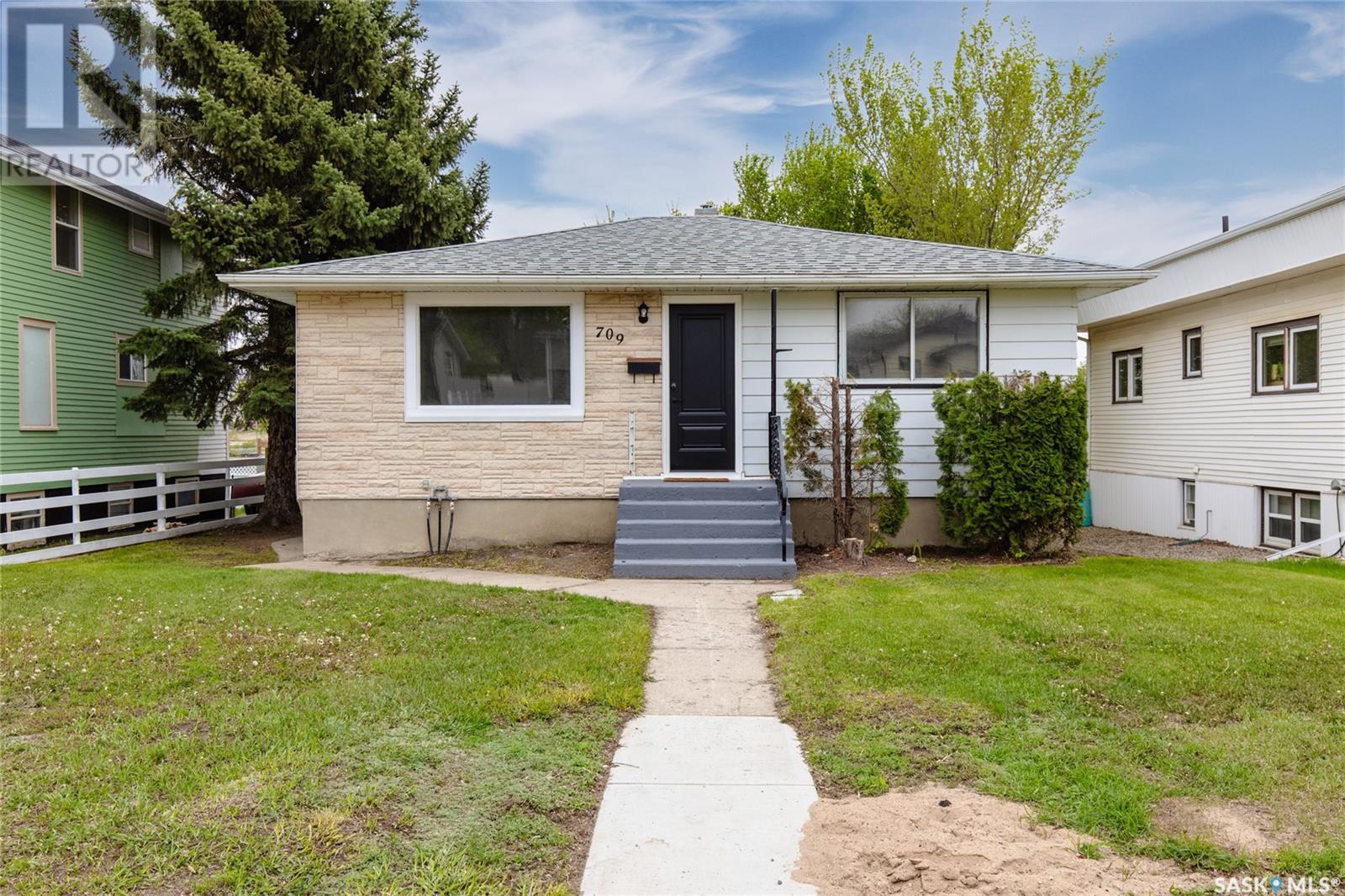 Property at 709 Fairford STREET E image 2