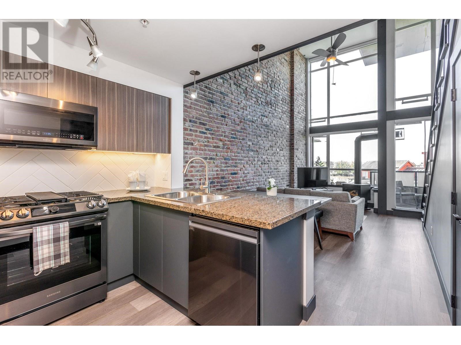 315 10 Renaissance Square, New Westminster, British Columbia  V3M 7B1 - Photo 3 - R3005548
