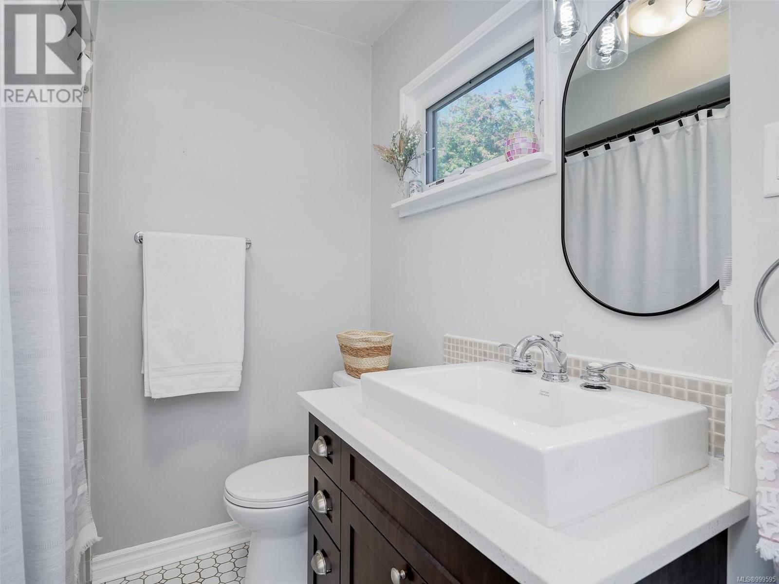 2962 Millgrove St, Saanich, British Columbia  V9A 1X3 - Photo 13 - 999595