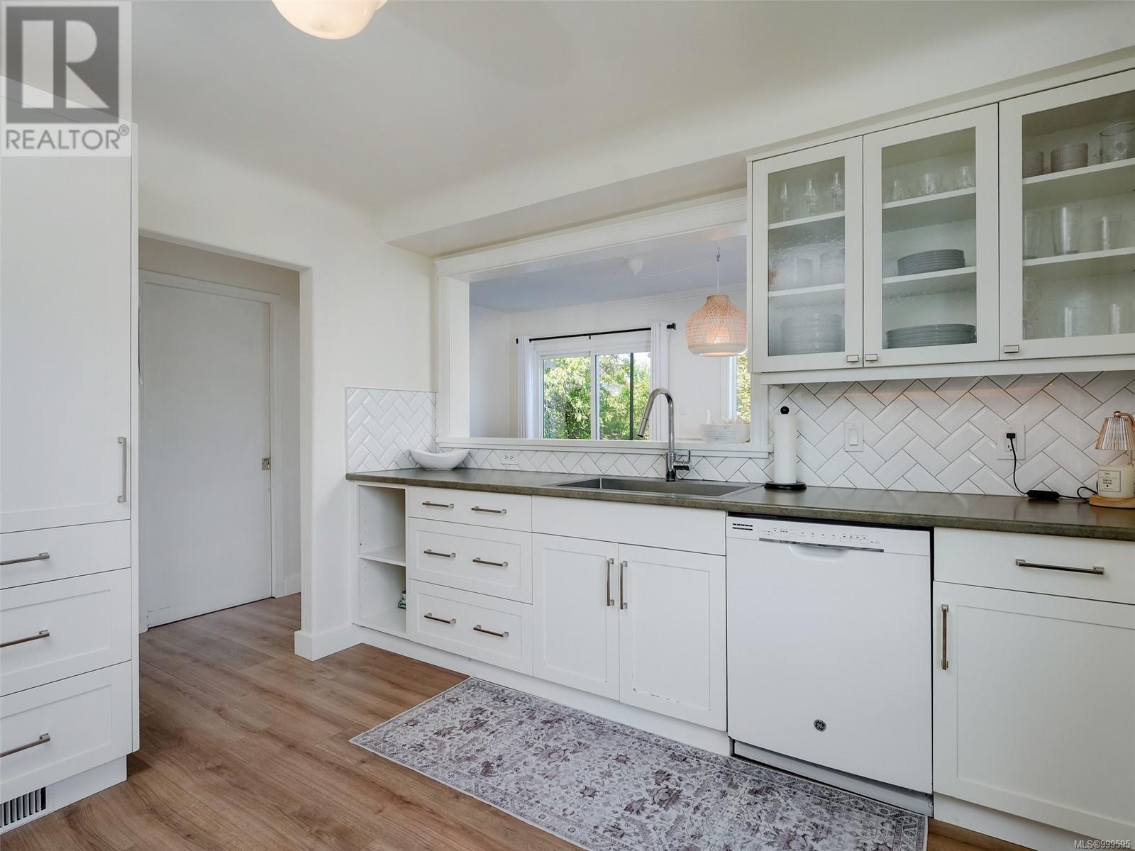 2962 Millgrove St, Saanich, British Columbia  V9A 1X3 - Photo 9 - 999595