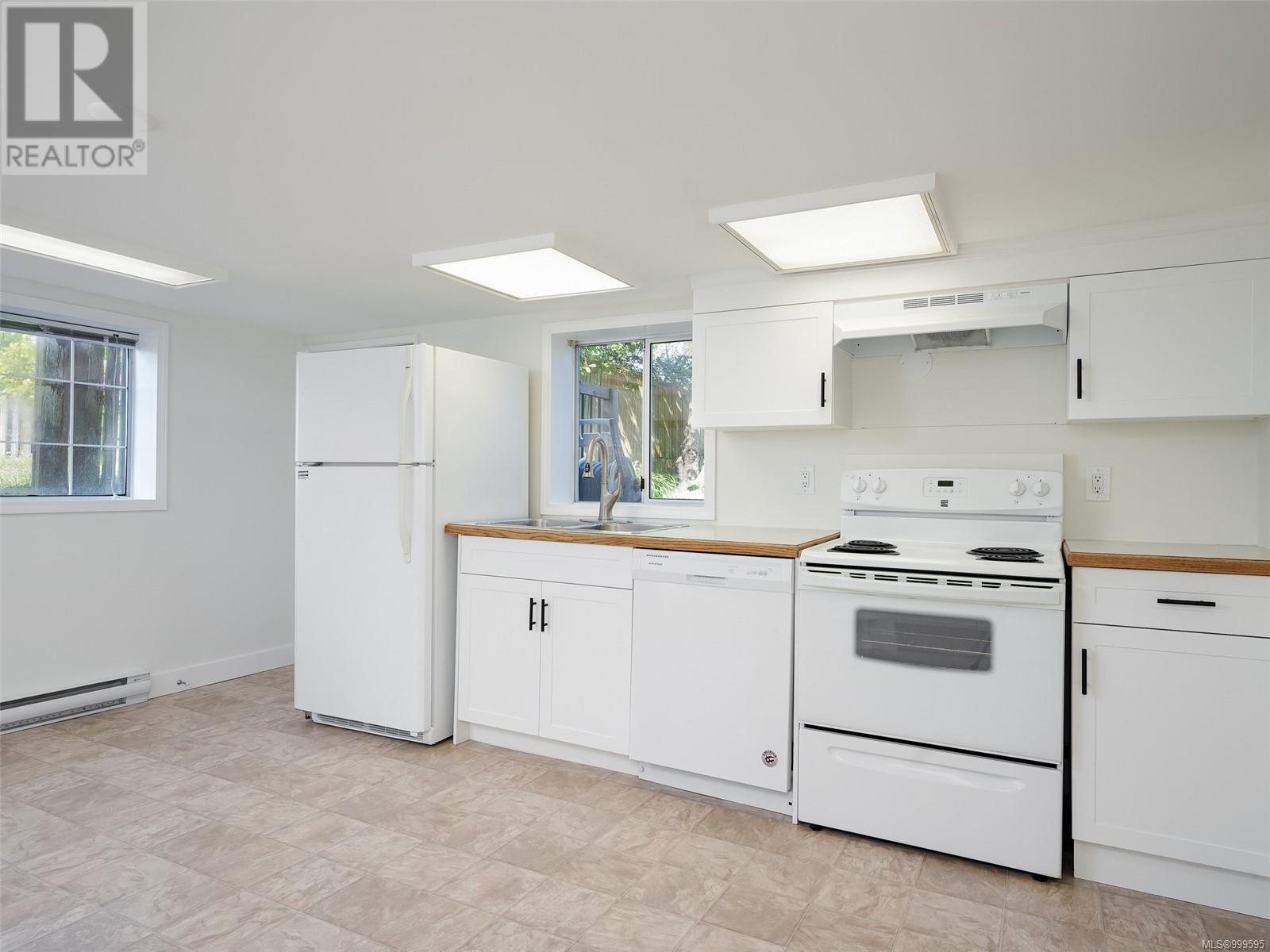 2962 Millgrove St, Saanich, British Columbia  V9A 1X3 - Photo 17 - 999595