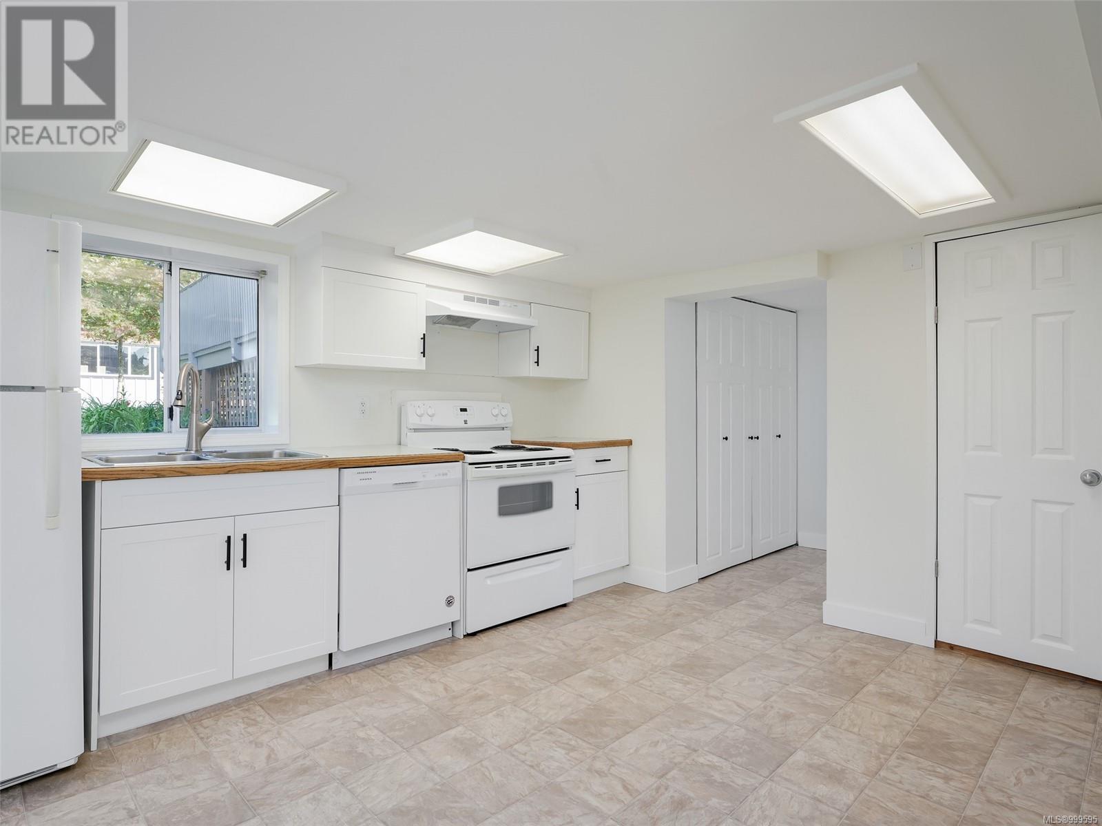 2962 Millgrove St, Saanich, British Columbia  V9A 1X3 - Photo 16 - 999595