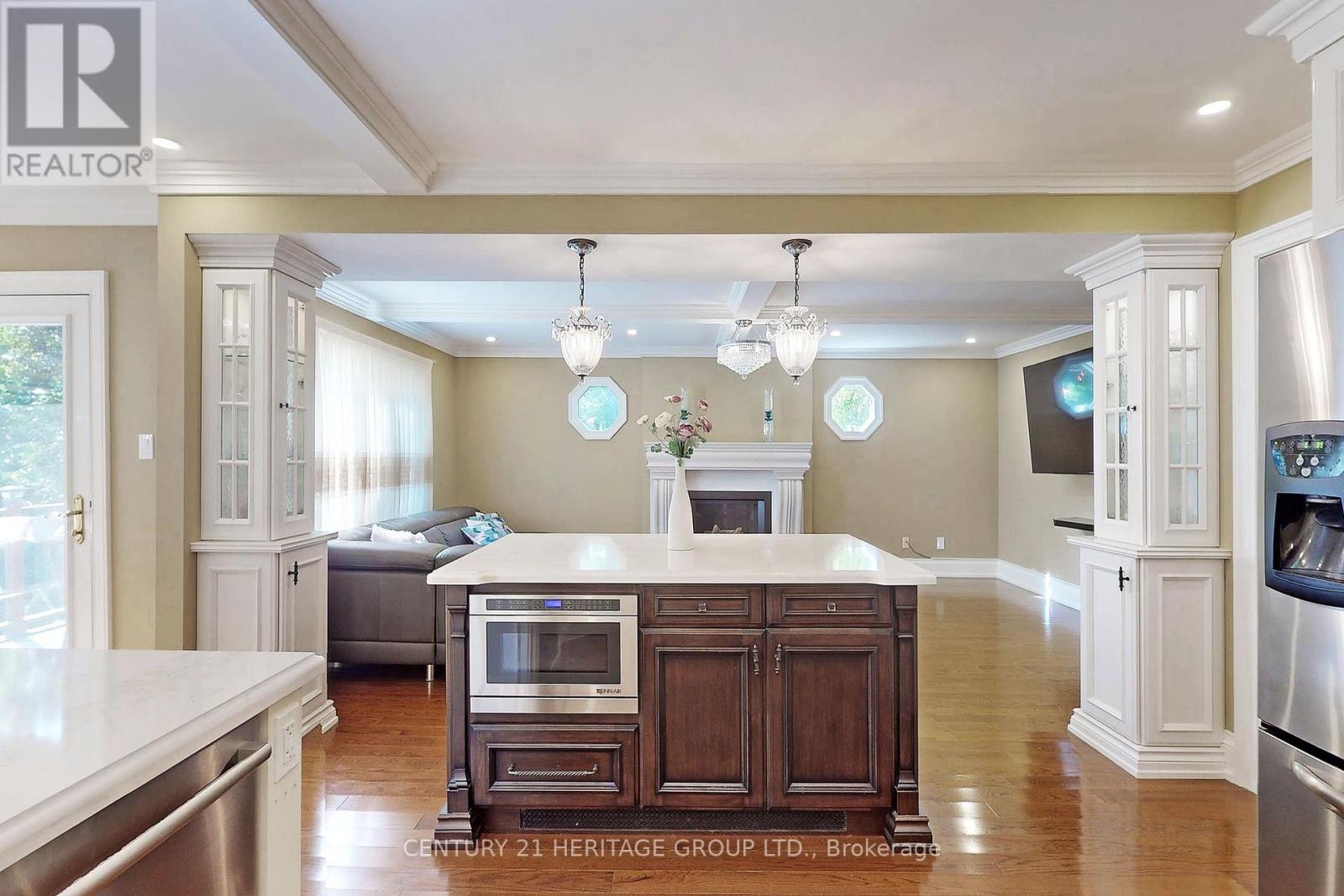 8 Petch Crescent, Aurora, Ontario  L4G 5N7 - Photo 8 - N12164136