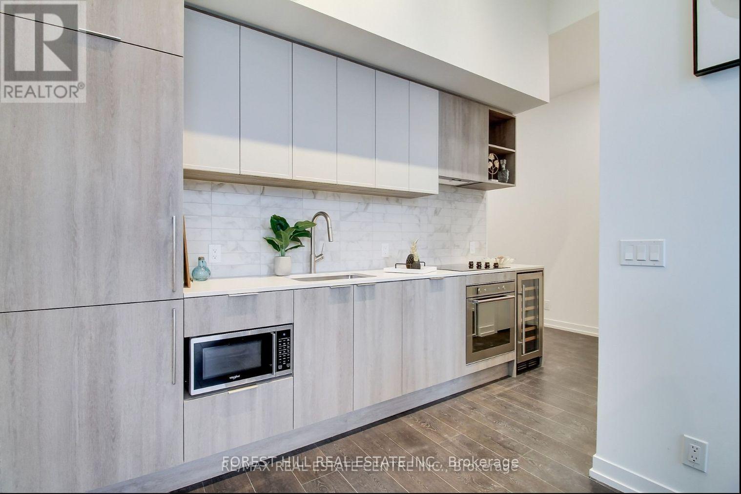 211 - 2020 Bathurst Street, Toronto, Ontario  M6C 2B9 - Photo 8 - C12164153