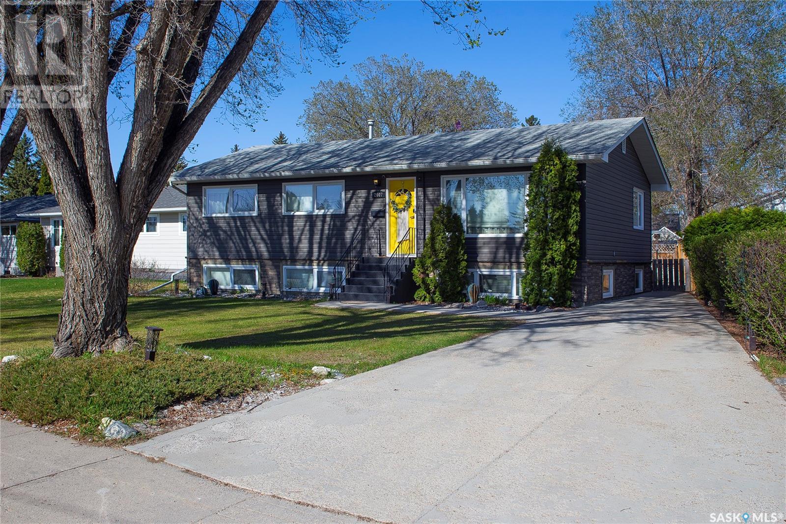 Property at 2607 Cumberland AVENUE S image 1