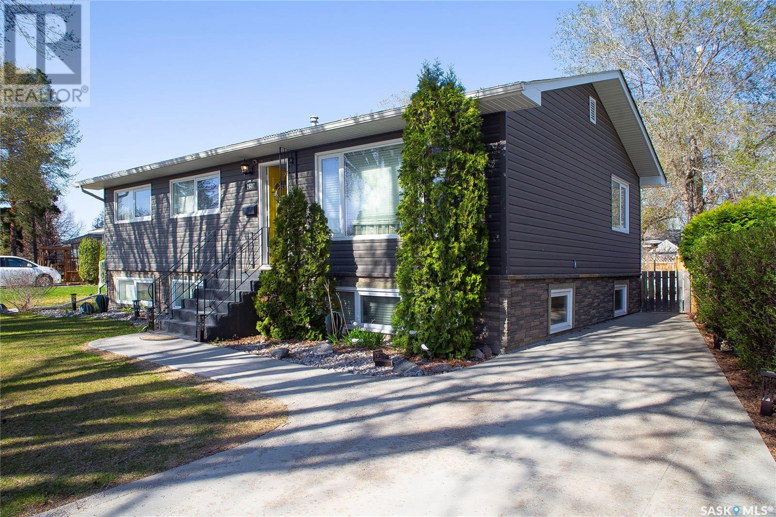 Property at 2607 Cumberland AVENUE S image 2