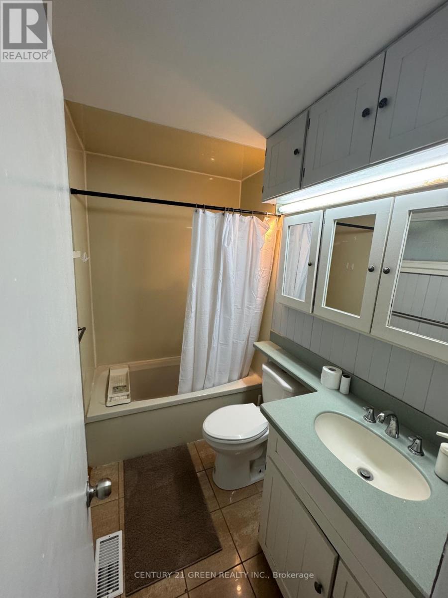 3277 Capricorn Crescent, Mississauga, Ontario  L4T 1S3 - Photo 9 - W12160913