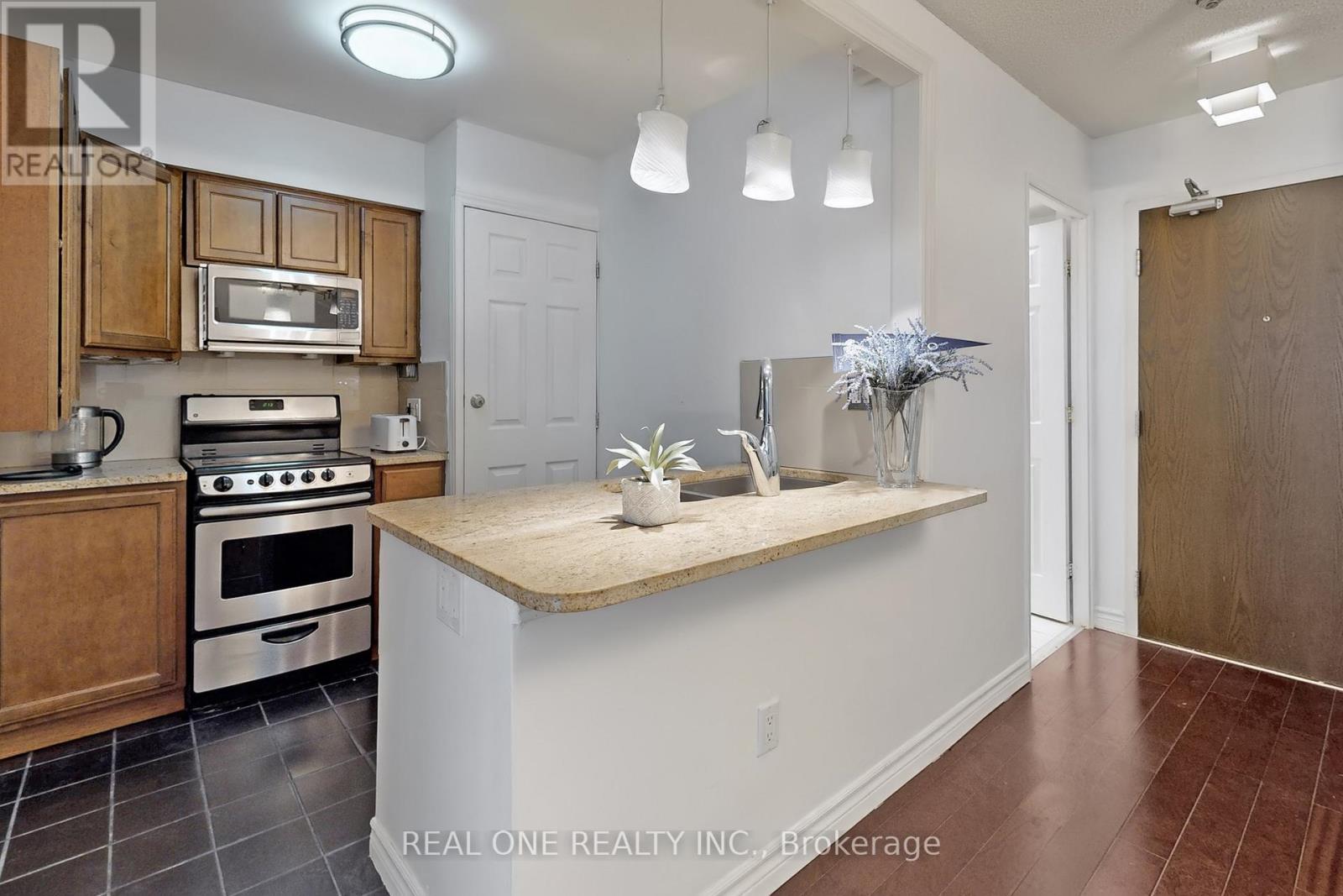 1816 - 1055 Bay Street, Toronto, Ontario  M5S 3A3 - Photo 10 - C12139064