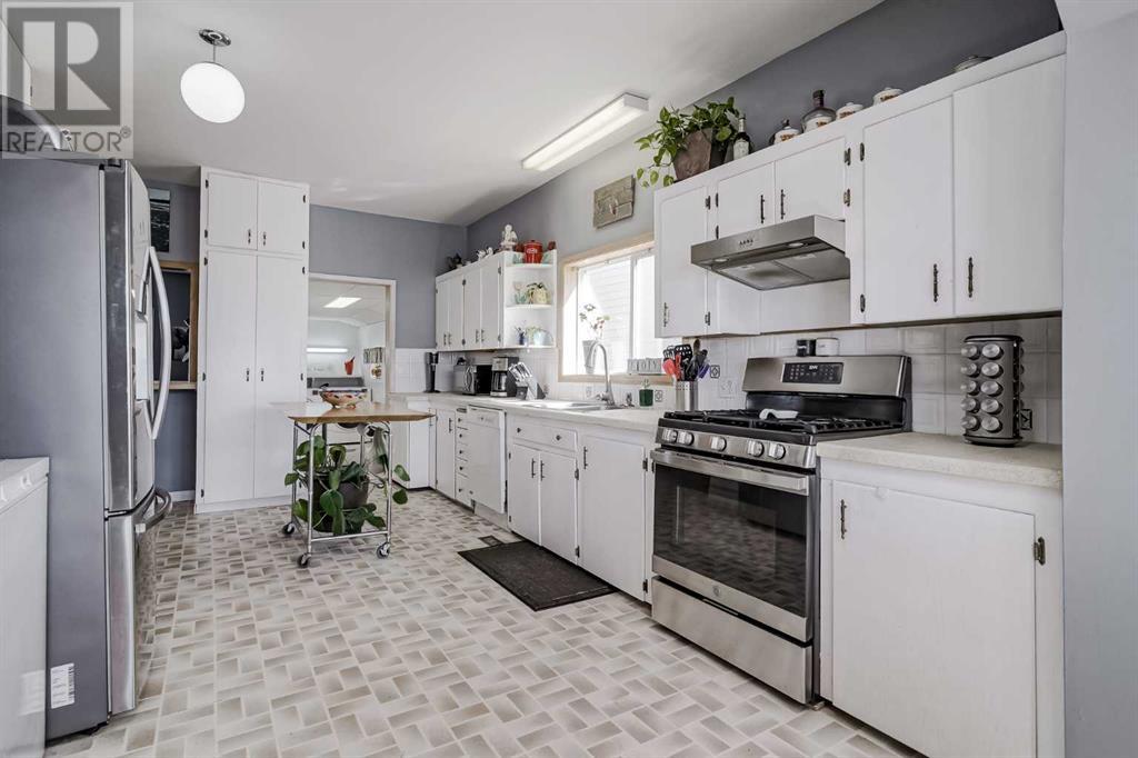 856 Osler Street, Carstairs, Alberta  T0M 0N0 - Photo 2 - A2215108