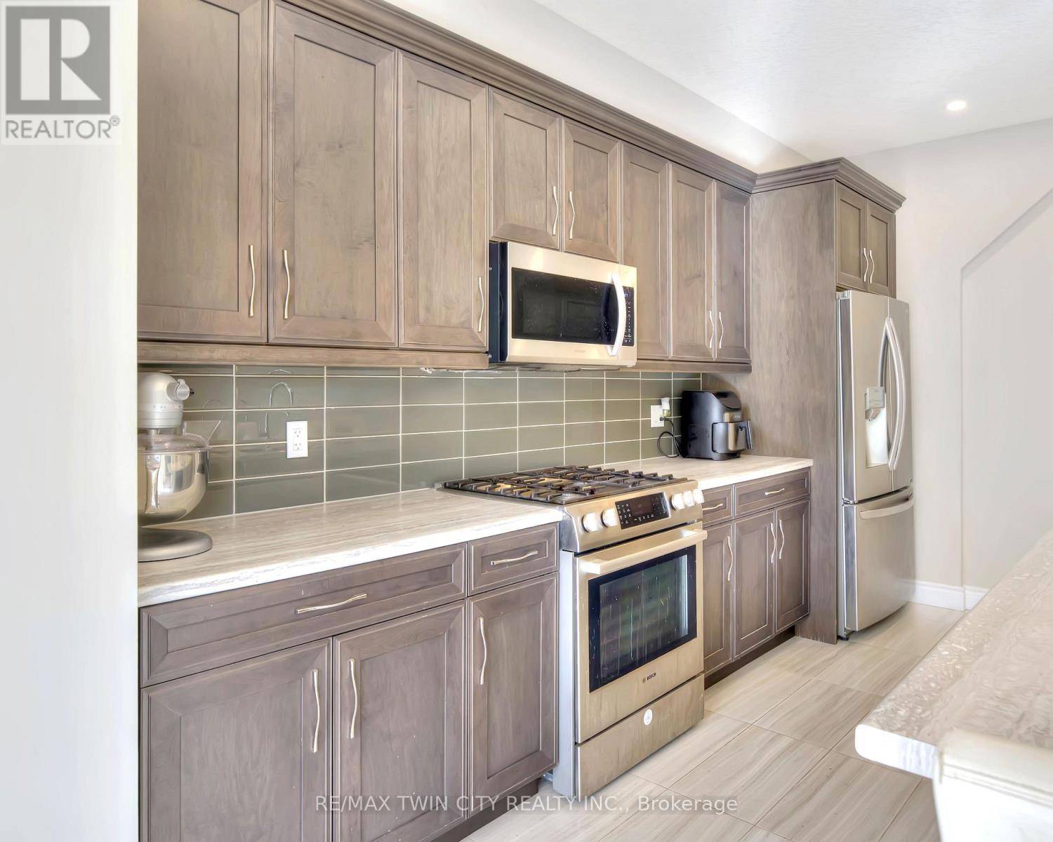 35 Loxleigh Lane, Woolwich, Ontario  N0B 1M0 - Photo 12 - X12164234
