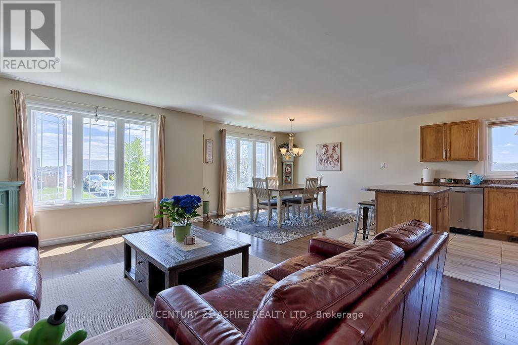 27 Morning Star Street, Petawawa, Ontario  K8H 0A1 - Photo 6 - X12164278