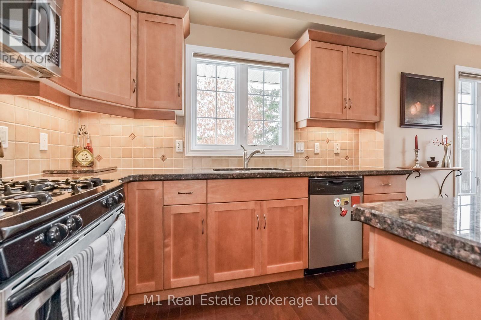 104 Keating Drive, Centre Wellington, Ontario  N0B 1S0 - Photo 10 - X12164259
