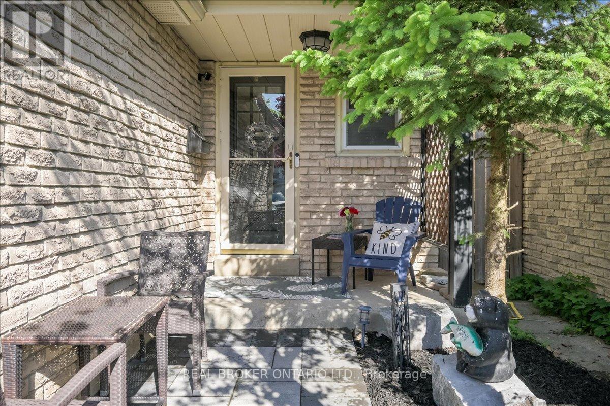 2709 Romark Mews, Mississauga, Ontario  L5L 2Z4 - Photo 3 - W12164275