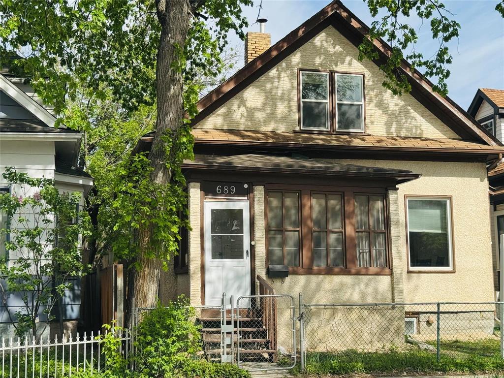 689 Beverley Street, Winnipeg, Manitoba  R3E 2A4 - Photo 1 - 202511568