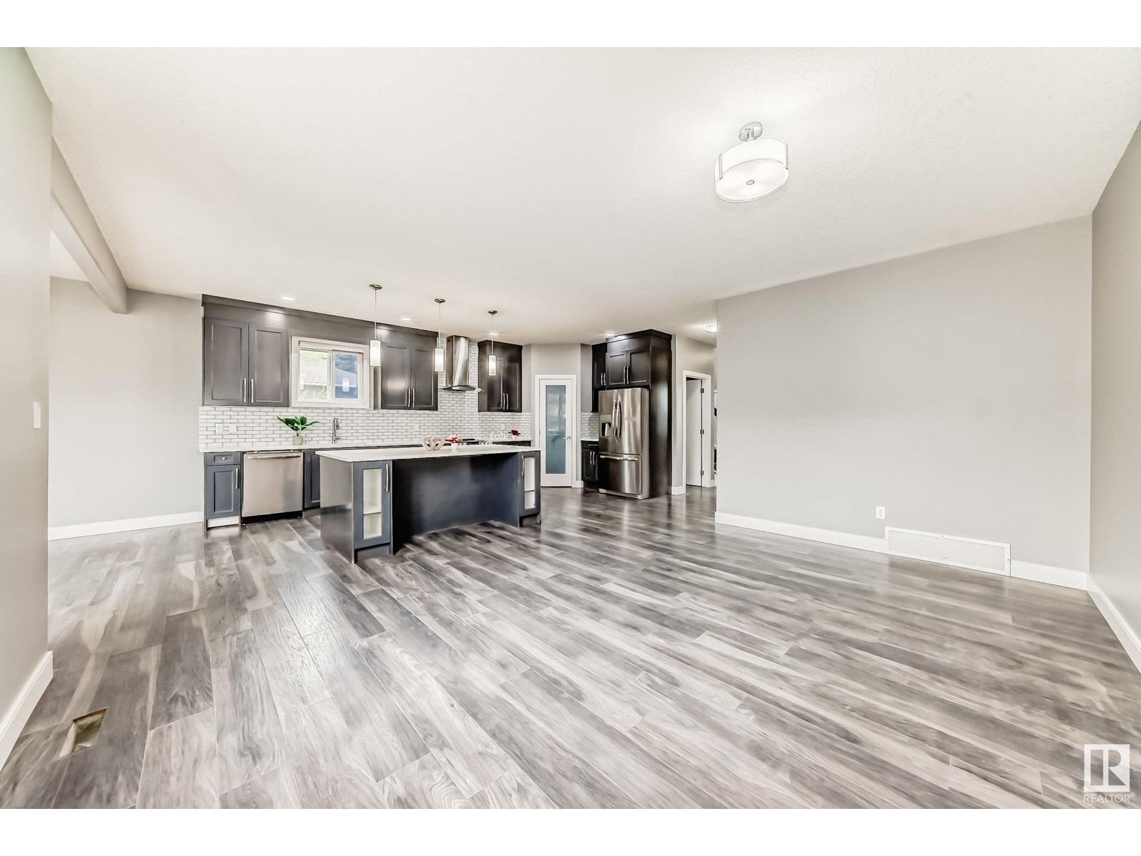 Property at 11929 70 ST NW image 2