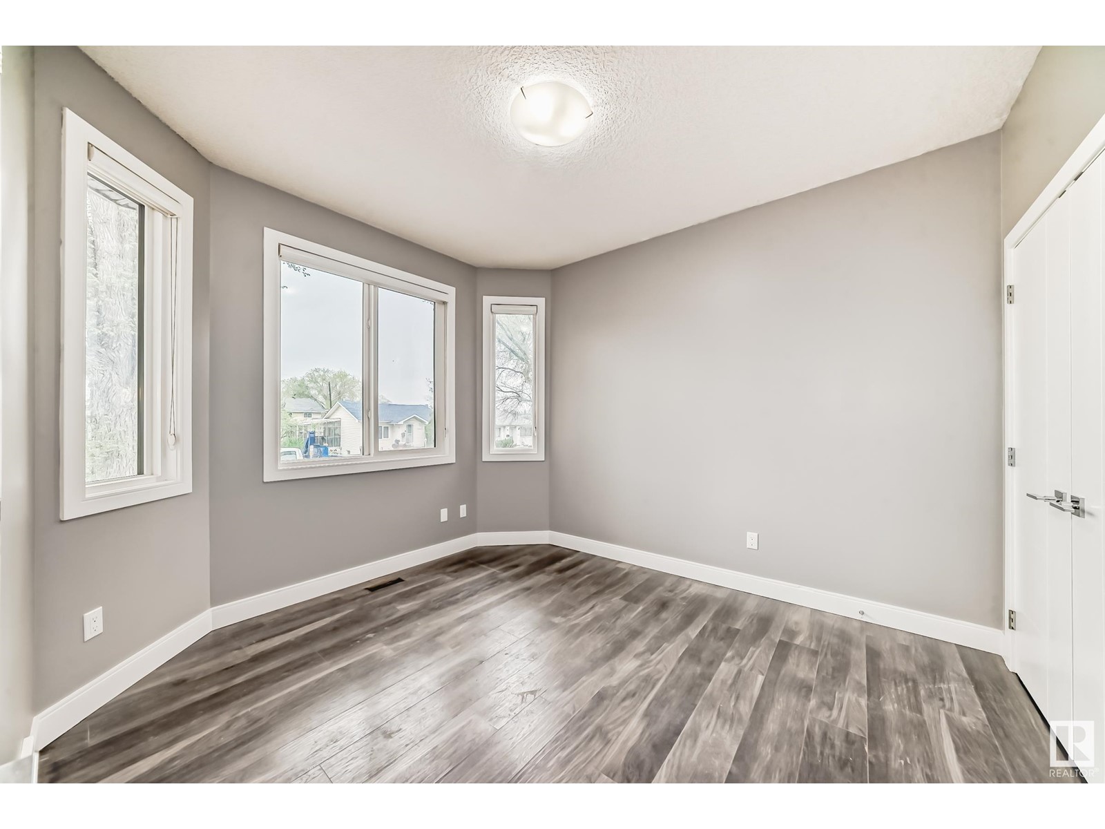Property at 11929 70 ST NW image 4