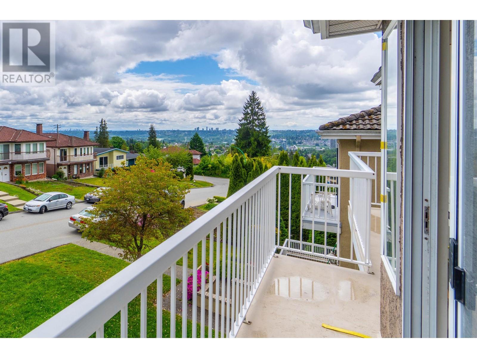 111 Grosvenor Avenue, Burnaby, British Columbia  V5B 3N7 - Photo 2 - R3005407