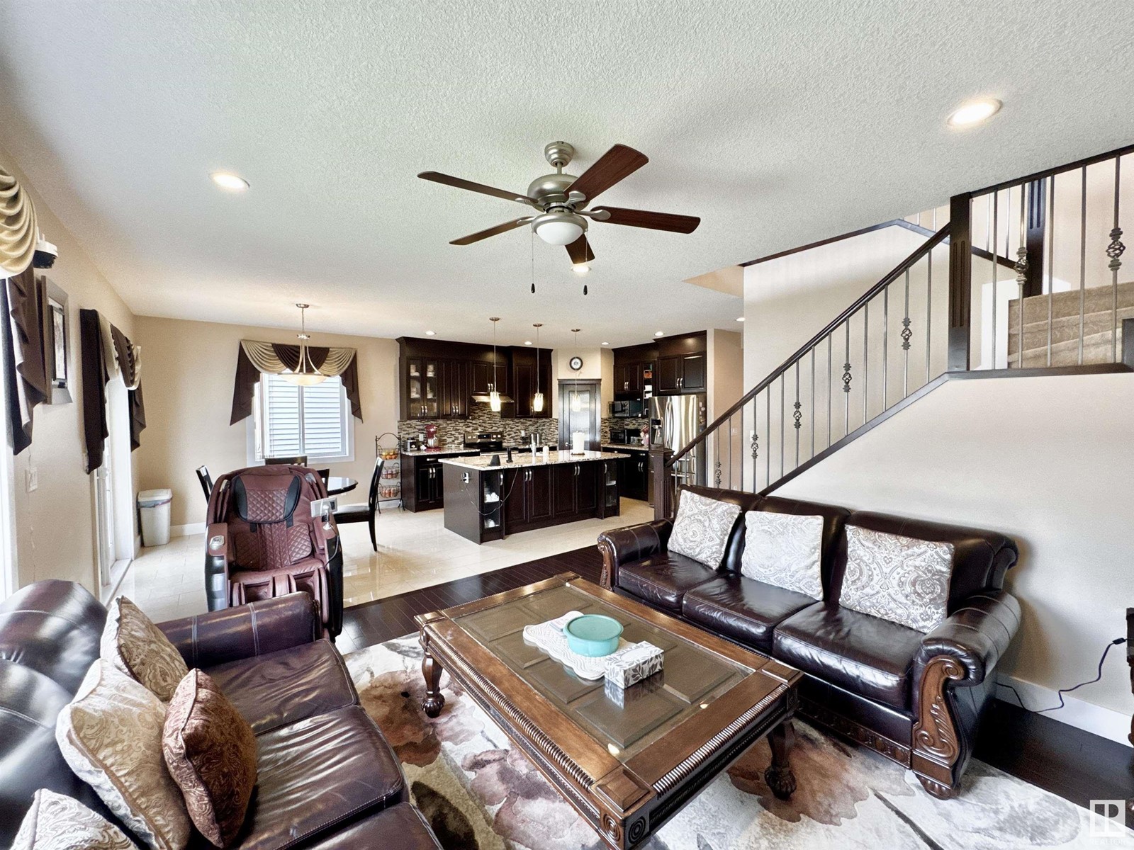 Property at 7616 10 AV SW image 1