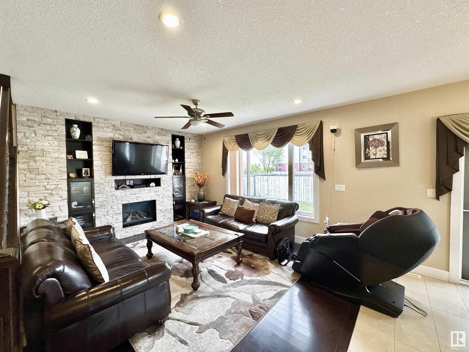 Property at 7616 10 AV SW image 2