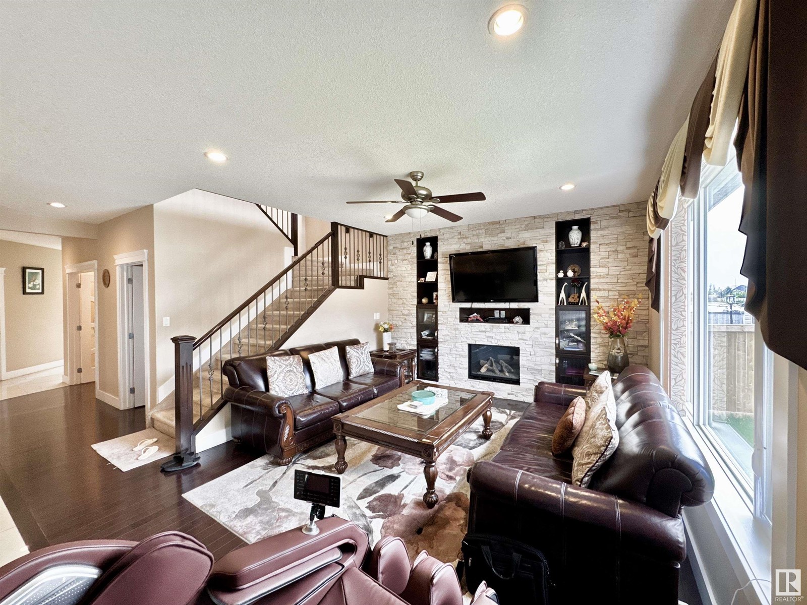 Property at 7616 10 AV SW image 3
