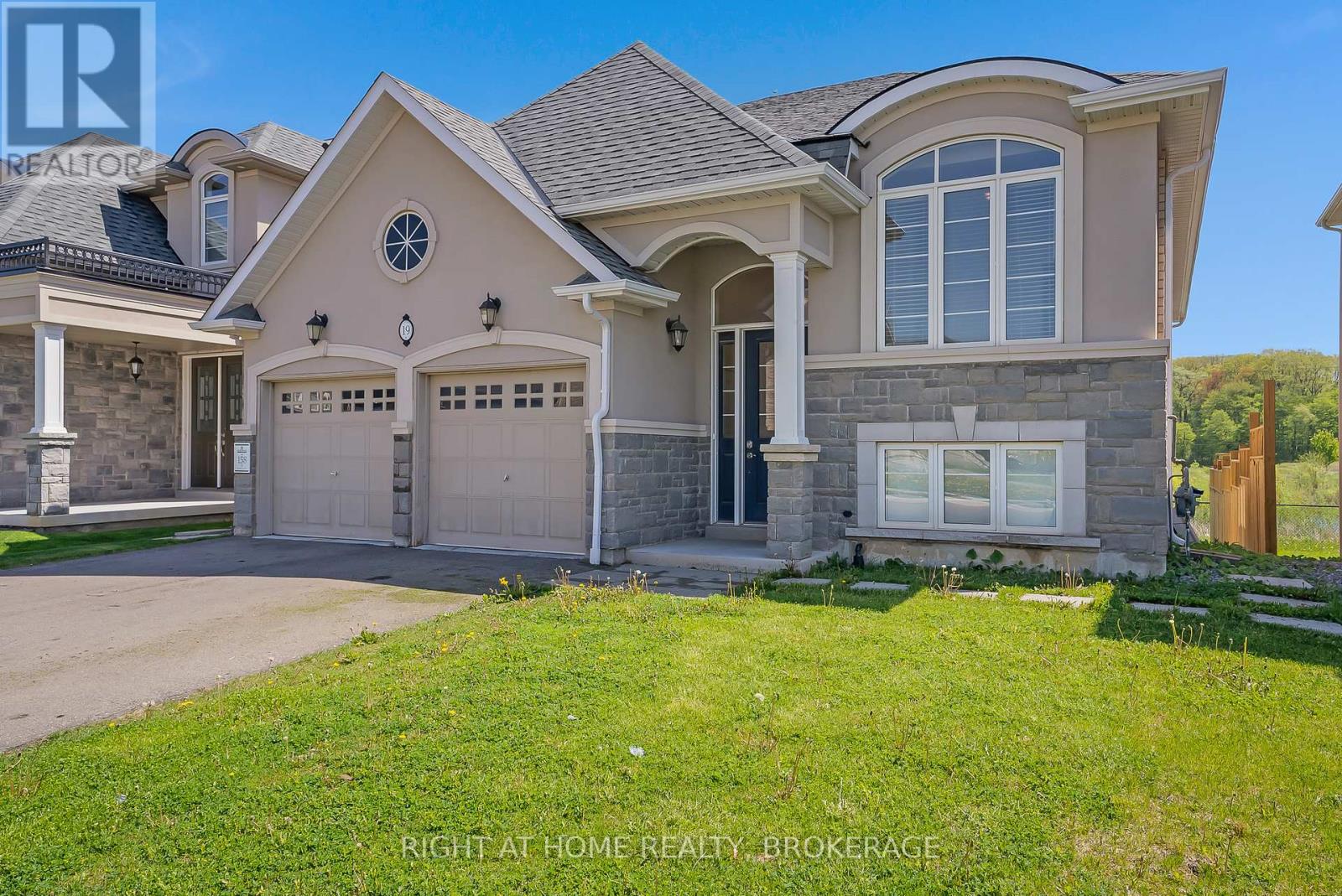 19 Robarts Drive, Hamilton, Ontario  L9K 0H5 - Photo 3 - X12164330