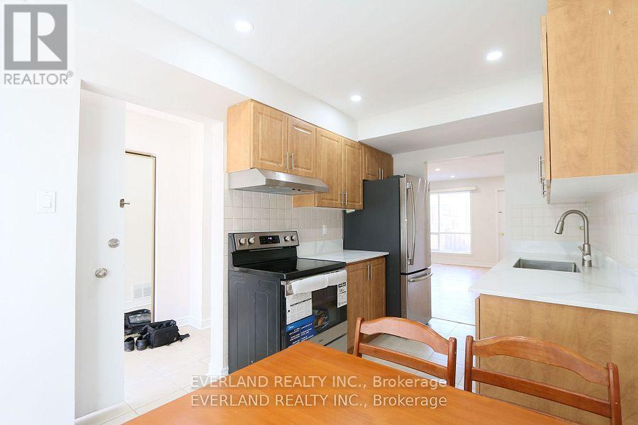 9 - 8 Liszt Gate, Toronto (Hillcrest Village), Ontario  M2H 1G7 - Photo 4 - C12164342