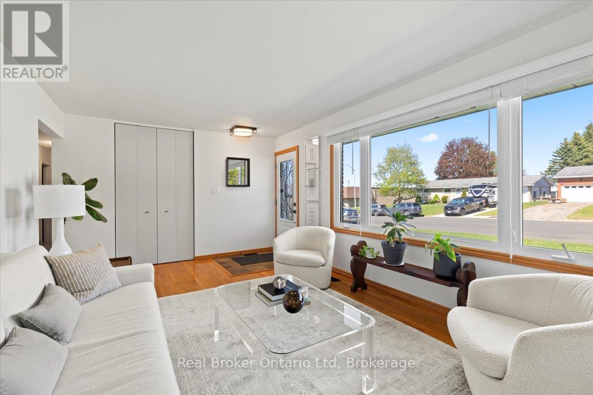158 6th Avenue, Hanover, Ontario  N4N 2E4 - Photo 8 - X12164501