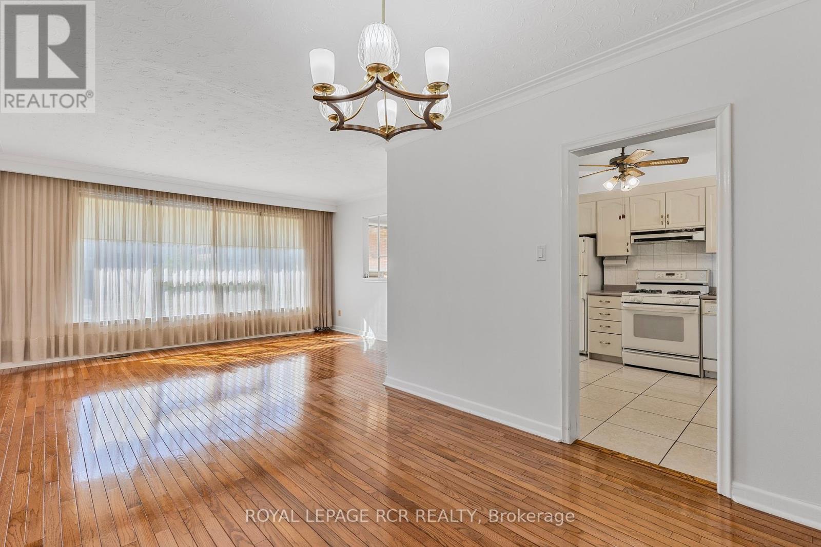 26 Ludstone Drive, Toronto, Ontario  M9R 2H9 - Photo 10 - W12164412