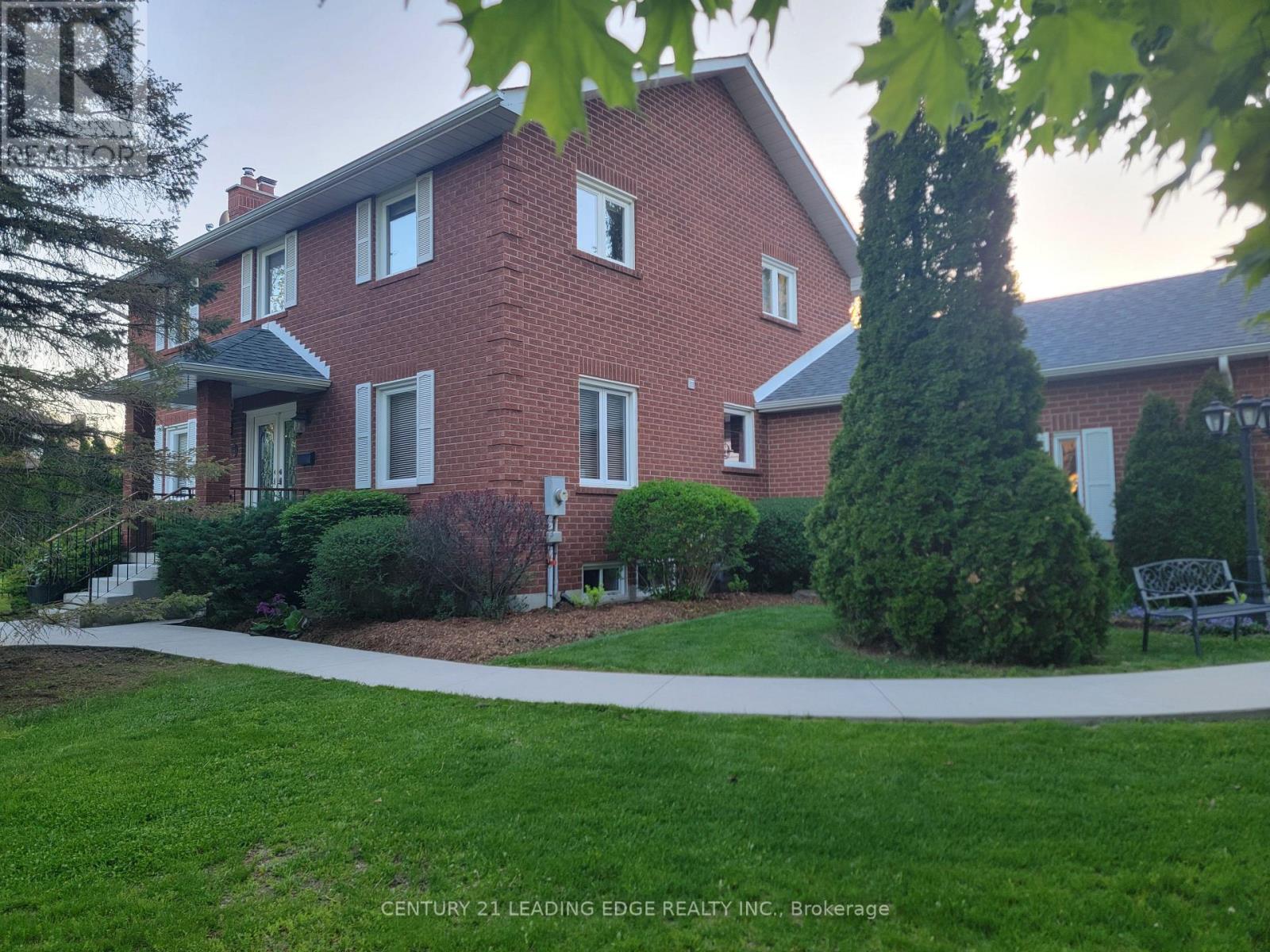 2 Colleen Crescent, Caledon (Caledon East), Ontario  L7C 1E8 - Photo 44 - W12149495