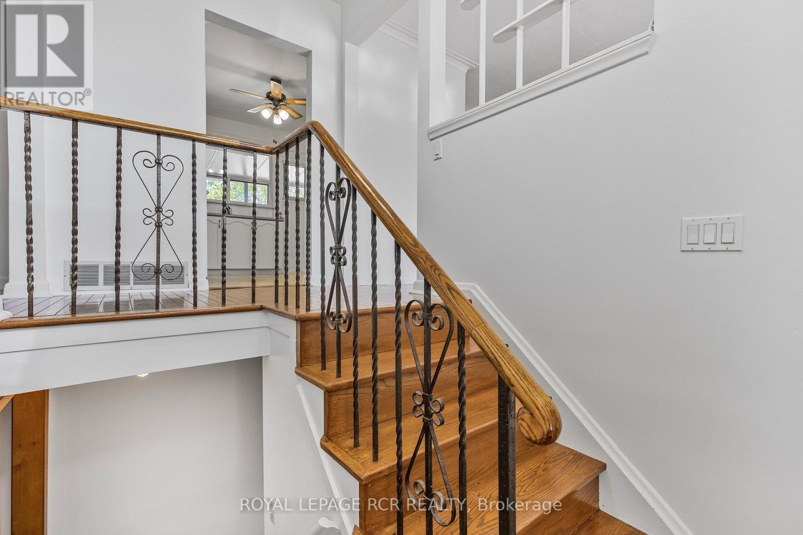 26 Ludstone Drive, Toronto, Ontario  M9R 2H9 - Photo 5 - W12164412