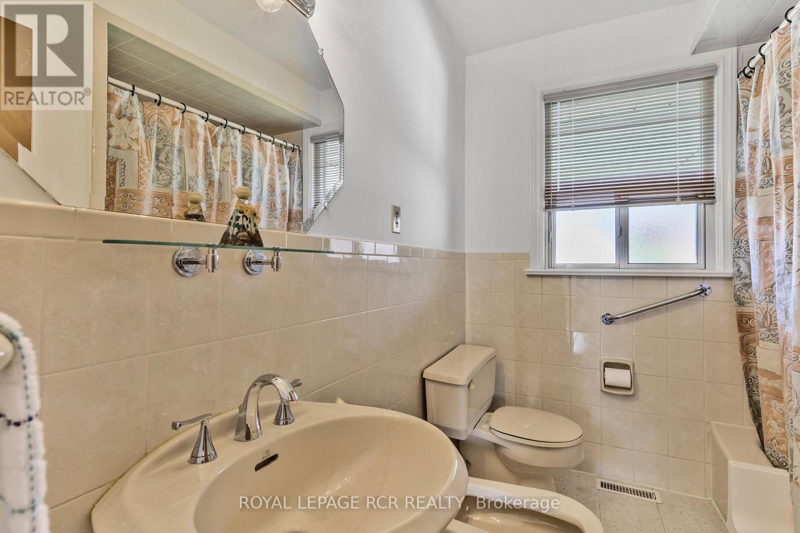 26 Ludstone Drive, Toronto, Ontario  M9R 2H9 - Photo 20 - W12164412