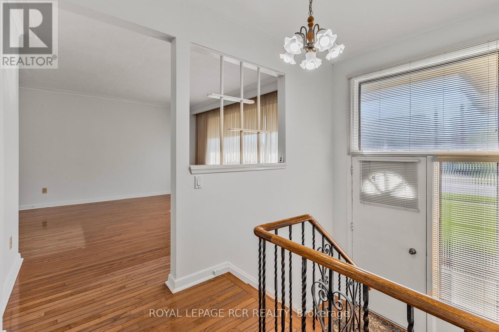 26 Ludstone Drive, Toronto, Ontario  M9R 2H9 - Photo 6 - W12164412
