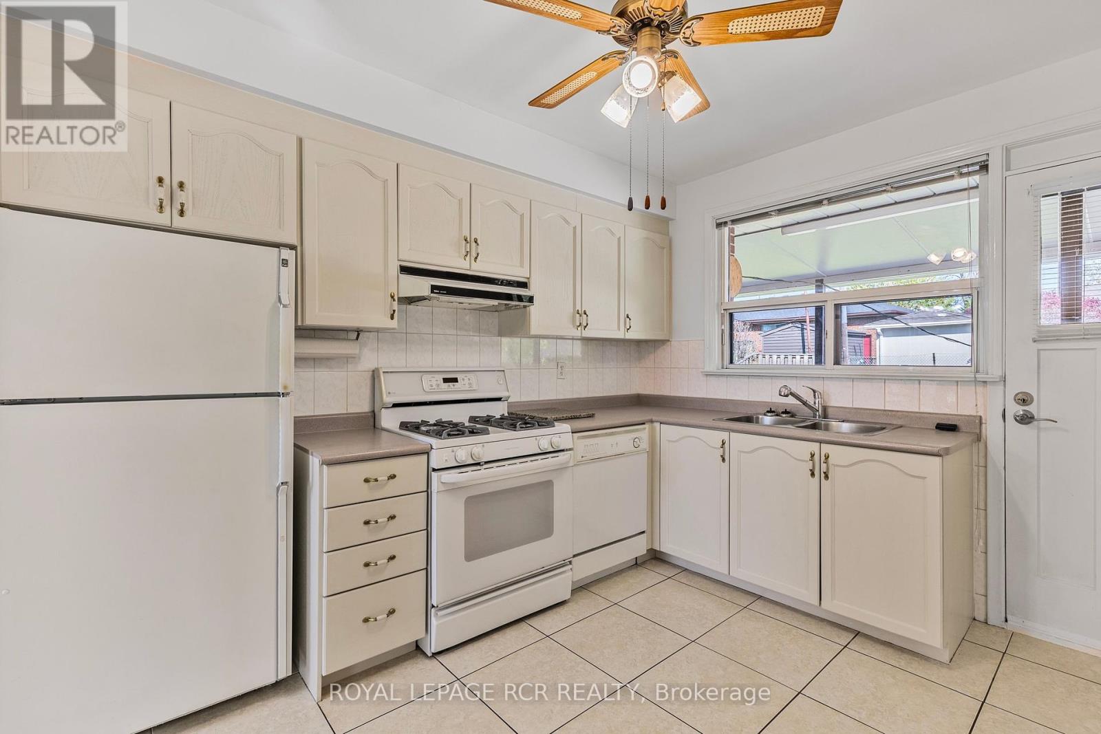 26 Ludstone Drive, Toronto, Ontario  M9R 2H9 - Photo 13 - W12164412