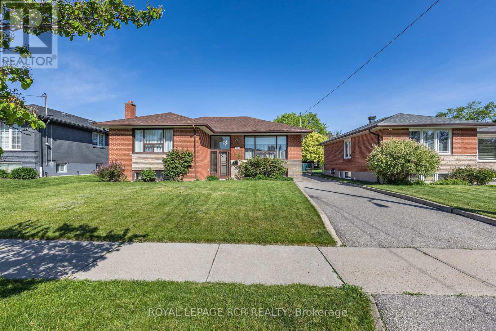 26 Ludstone Drive, Toronto, Ontario  M9R 2H9 - Photo 2 - W12164412