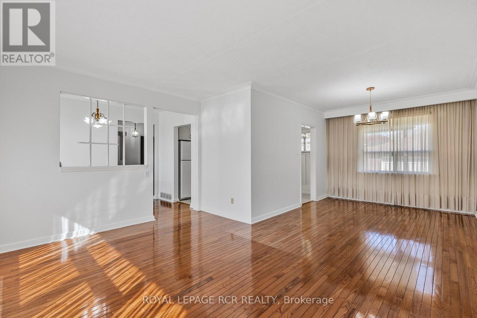 26 Ludstone Drive, Toronto, Ontario  M9R 2H9 - Photo 7 - W12164412