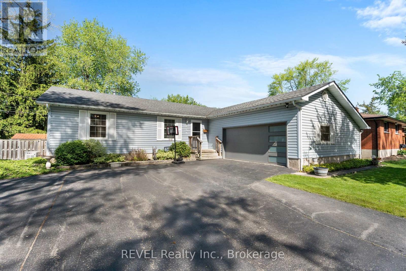 655 Parkdale Avenue, Fort Erie (Crescent Park), Ontario  L2A 5B5 - Photo 1 - X12164508