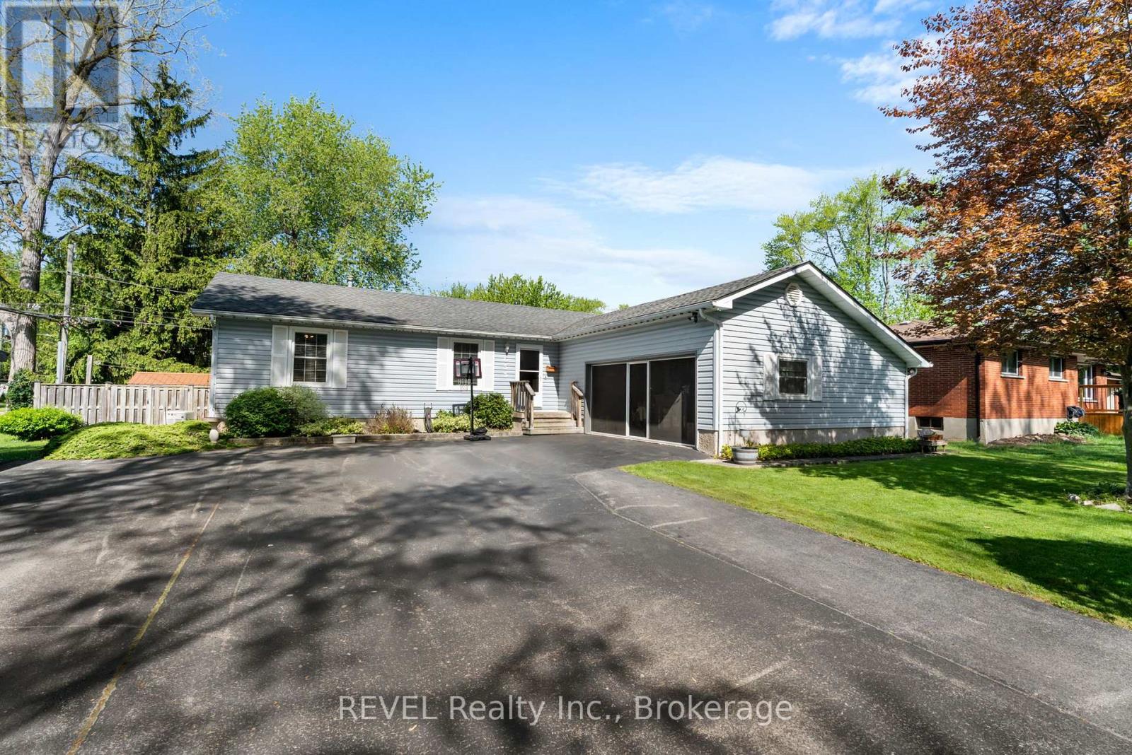655 Parkdale Avenue, Fort Erie (Crescent Park), Ontario  L2A 5B5 - Photo 2 - X12164508