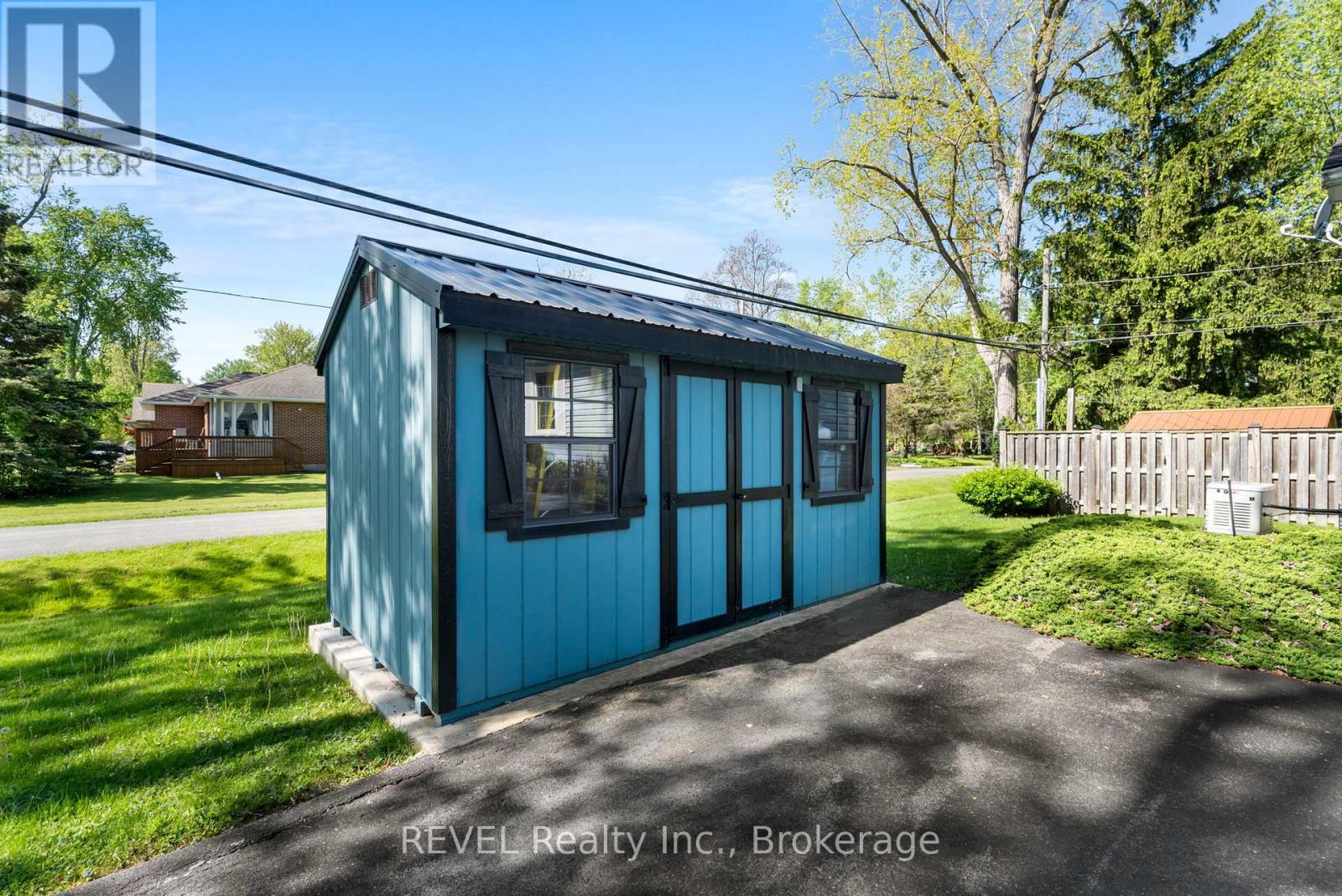 655 Parkdale Avenue, Fort Erie (Crescent Park), Ontario  L2A 5B5 - Photo 3 - X12164508