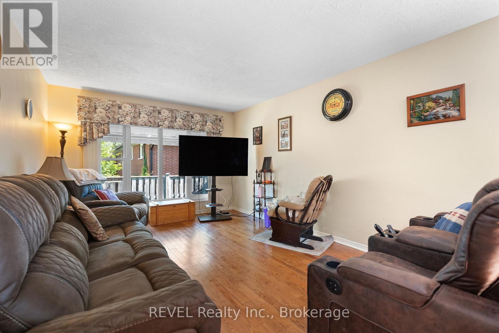 655 Parkdale Avenue, Fort Erie (Crescent Park), Ontario  L2A 5B5 - Photo 4 - X12164508