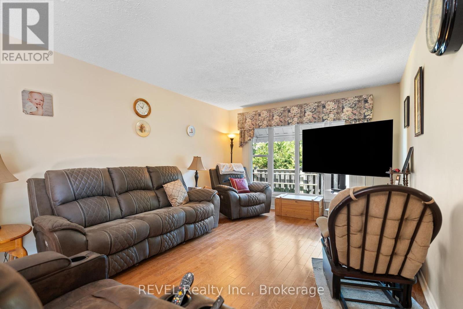 655 Parkdale Avenue, Fort Erie (Crescent Park), Ontario  L2A 5B5 - Photo 5 - X12164508