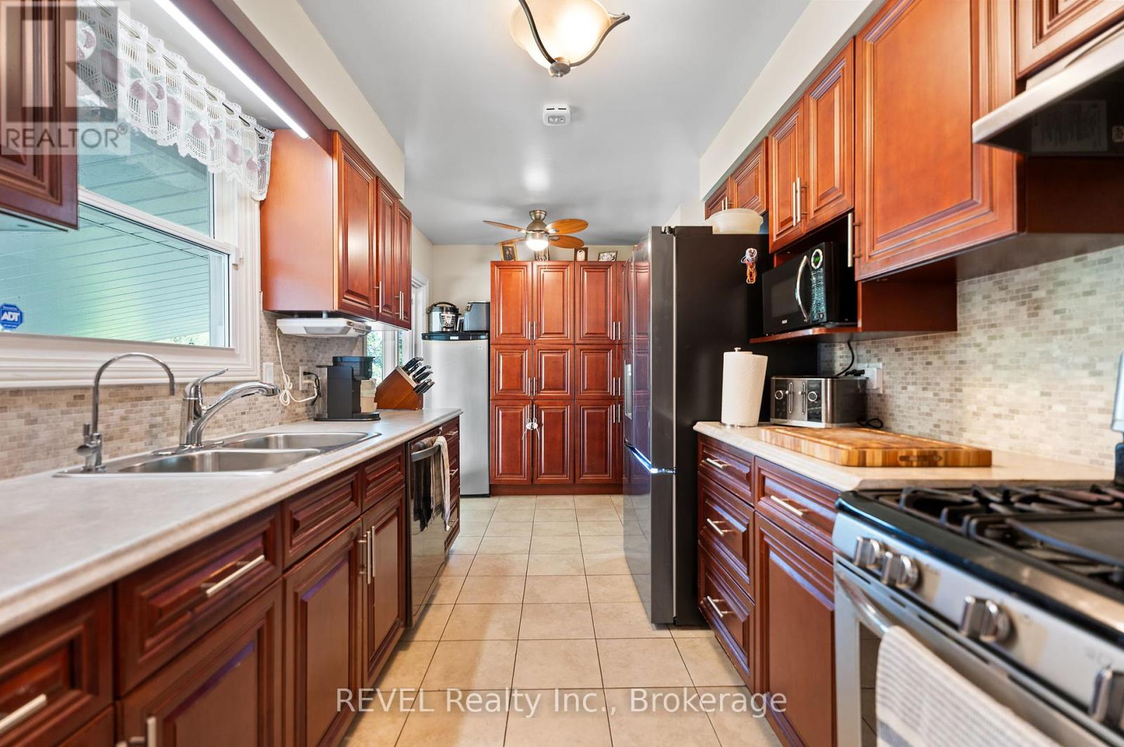 655 Parkdale Avenue, Fort Erie (Crescent Park), Ontario  L2A 5B5 - Photo 8 - X12164508