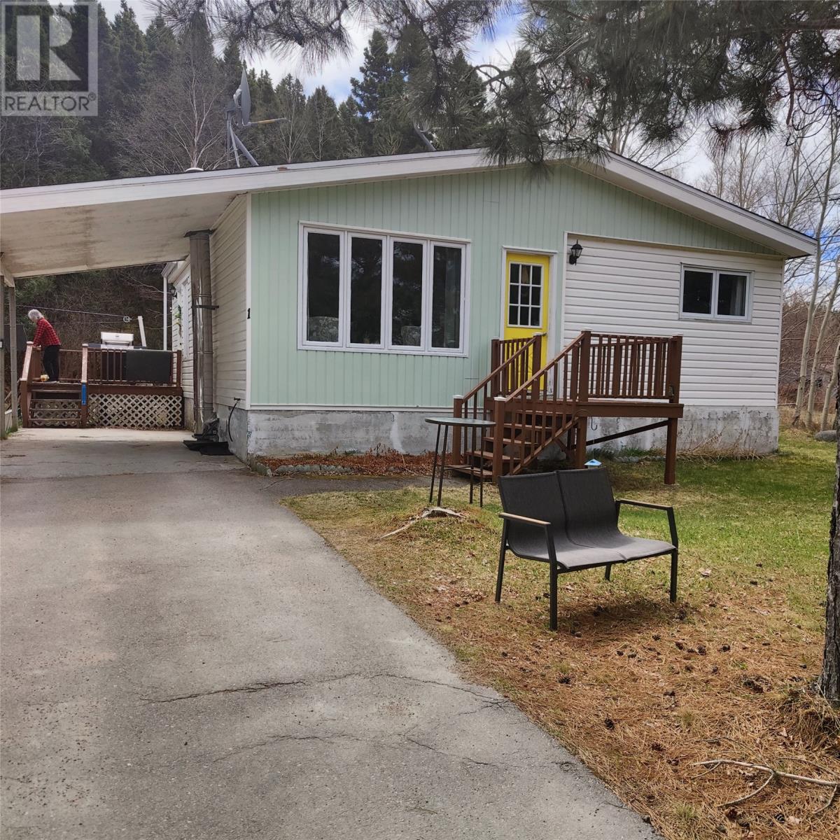 Property at 1 Pinetree Road image 3